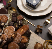 Load image into Gallery viewer, Luxury Metzger gift tin in blue, filled with our popular Lebkuchen cookies and chocolate pralines. There are 10 opulent praline types, from marzipan mixes to fruit jellies, jams and nut fillings, coated in chocolate. The Lebkuchen cookies include our fruit bread with dried fruits and nuts, basler with a cherry undertone, chocolate robbins, signature house Lebkuchen and Aranzini Lebkuchen minis. A perfect Lebkuchen taster gift or selection for the Christmas table.