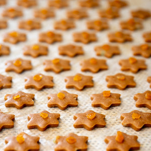 Traditional Lebkuchen 'honey cake' cookies with aranzini 'dried and candied orange peel'. Metzger Lebkuchen is Viennese gingerbread with a soft texture and subtle taste. The aranzini gives our Lebkuchen a special orange note with added sweetness. Each piece is finished with almonds or hazelnuts and a candied sugar coating. Aranzini Lebkuchen goes particularly well with a hot cup of tea, dry wine or even whisky. It's a true Viennese staple at the Christmas table.