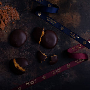 Our Lebkuchen robbins are a real treat: original Lebkuchen cookies covered in high quality, dark chocolate couverture. The high quality chocolate couvertures enchant with an indulgent flavour, perfectly complimenting our Lebkuchen. A delicious chocolate cookie we can all enjoy, full of natural flavours.