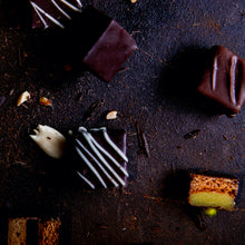 Load image into Gallery viewer, Piccola Christmas Lebkuchen Praline Chocolate Box - Green
