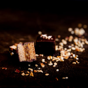6 handcrafted Lebkuchen 'honey cake' pralines filled with a tangy, rich hazelnut and raisin filling, coated dark chocolate. The high quality chocolate couvertures enchant with an intense chocolate taste, complimenting our Lebkuchen and opulent fillings. These pralines a hearty embodiment of Christmas.