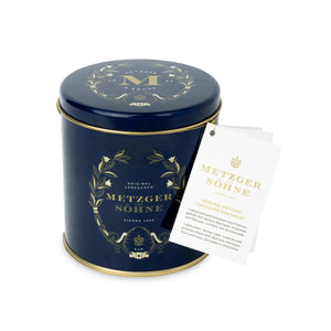 Luxury Metzger gift tin in navy blue, filled with our popular Lebkuchen cookies and chocolate pralines. There are 10 opulent praline types, from marzipan mixes to fruit jellies, jams and nut fillings, coated in chocolate. The Lebkuchen cookies include our fruit bread with dried fruits and nuts, basler with a cherry undertone, chocolate robbins, signature house Lebkuchen and Aranzini Lebkuchen minis. A perfect Lebkuchen taster gift or selection for the Christmas table.